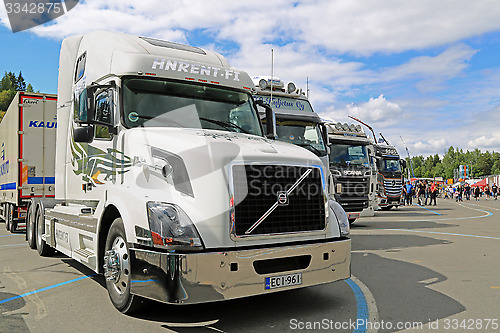 Image of White Volvo VNL Truck on Display at Tawastia Truck Weekend