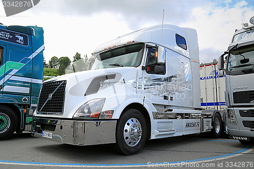 Image of White Volvo VNL Truck Tractor