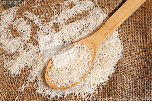 Image of rice grains on a wooden spoon  