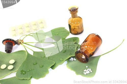 Image of Ginkgo leaf with pills and pharmacist bottle