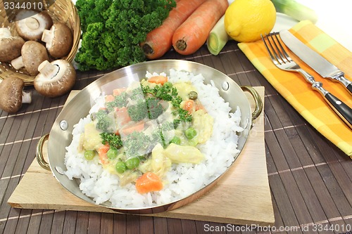 Image of chicken frikassee with rice and vegetables