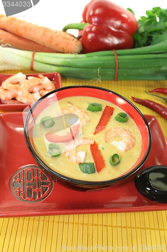 Image of Curry soup with shrimp and bell pepper