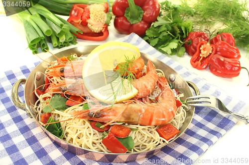 Image of Shrimp with mie noodles and lemon