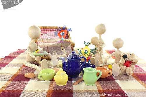 Image of picnic with family and kite