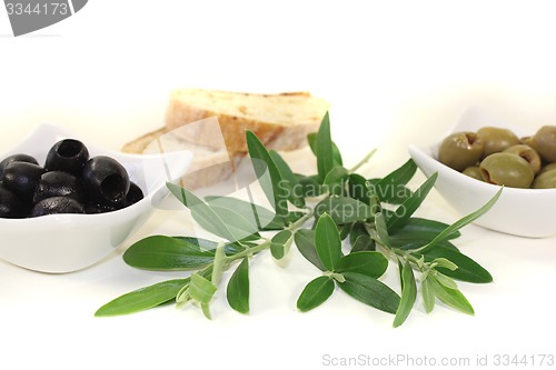 Image of fresh olives with bread