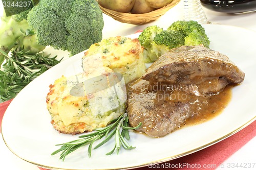 Image of Venison medallions with potato gratin and broccoli