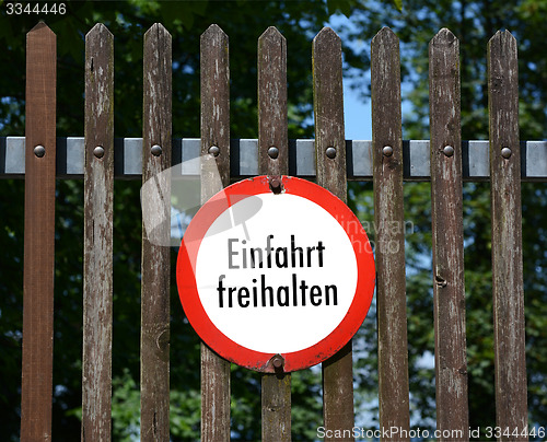 Image of Keep entrance clear sign in German