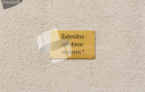 Image of German sign forbids leaning of bikes against the wall