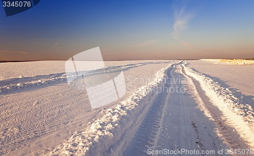 Image of the road to a field  