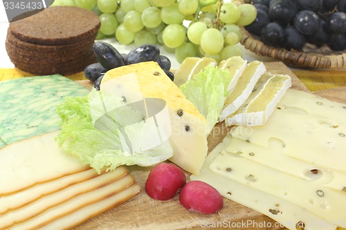 Image of Slices of cheese with bread