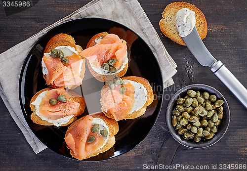 Image of toasted bread with salmon fillet