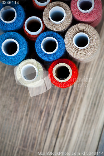 Image of varicolored spools of thread