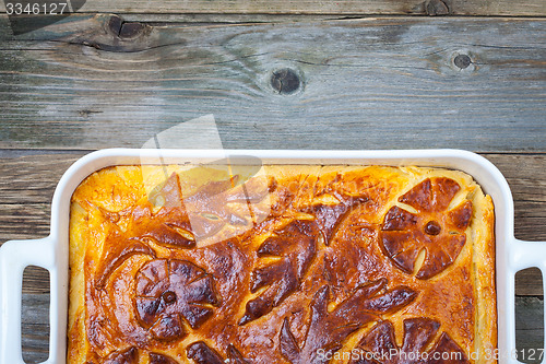 Image of shred-pie in a white ceramic pot