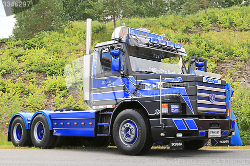 Image of Blue Scania Vabis 143H Vintage Truck in a Show