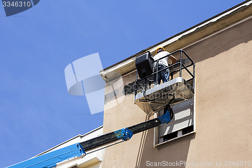 Image of Worker on lift platform