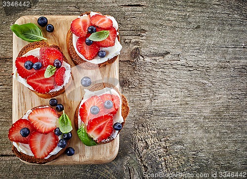 Image of toasted bread with cream cheese and berries