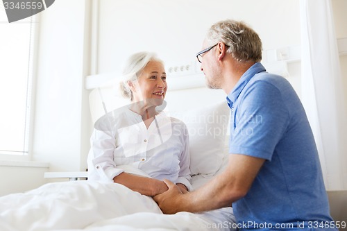 Image of senior couple meeting at hospital ward