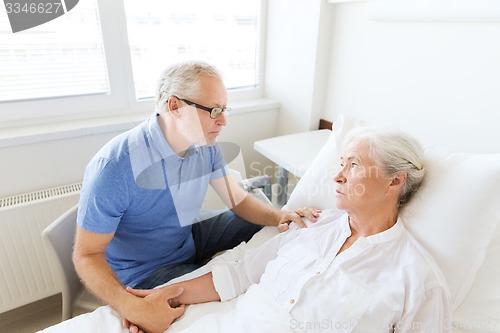 Image of senior couple meeting at hospital ward