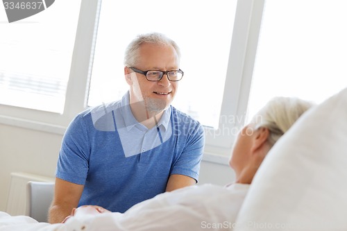 Image of senior couple meeting at hospital ward
