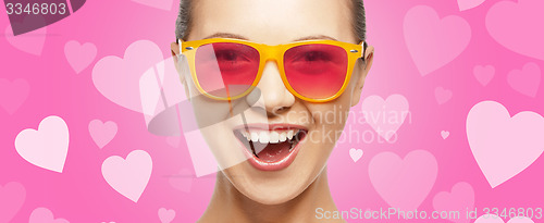 Image of amazed teen girl in sunglasses