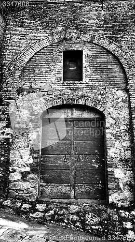 Image of Wooden door in Tuscany, Italy in black and white