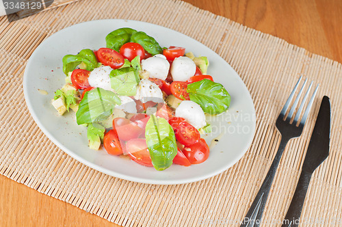 Image of Salad with avocado, tomatoes and basil 