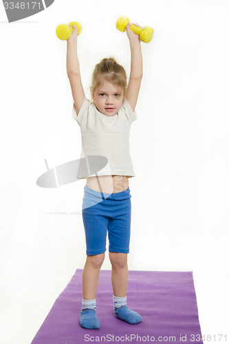 Image of Four-year-girl lifted weights up