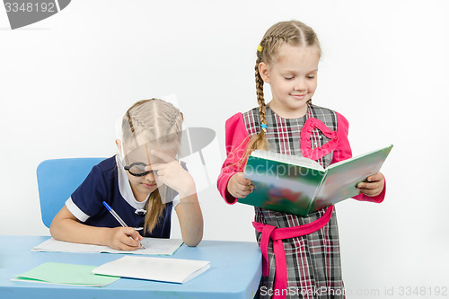 Image of The teacher reads the student assignment