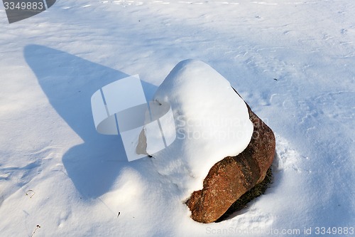 Image of stone under snow 