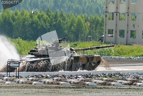 Image of Tank T-80 moves from water ford