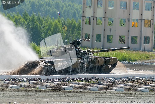 Image of Tank T-80 moves from water ford