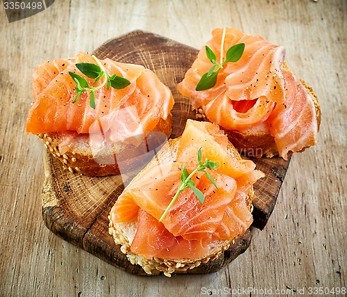 Image of baguette slices with fresh salmon