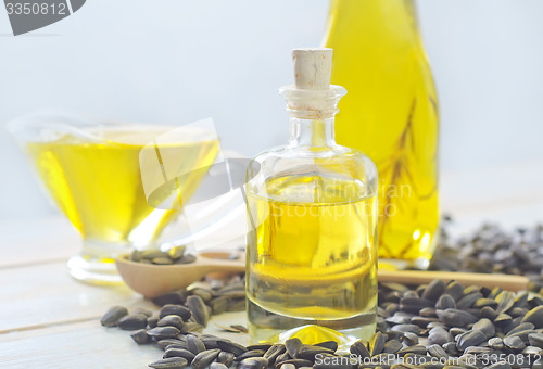 Image of sunflower seeds and oil