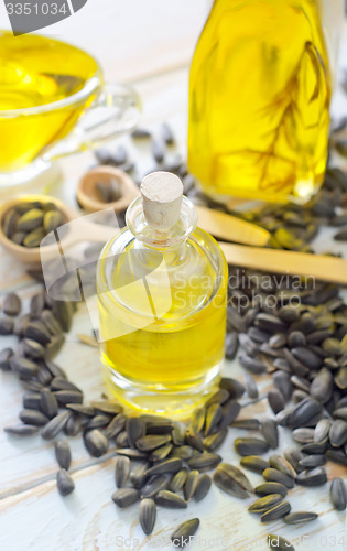 Image of sunflower seeds and oil