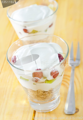 Image of yogurt and oat flakes