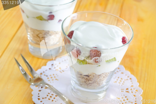 Image of oat flakes with yogurt