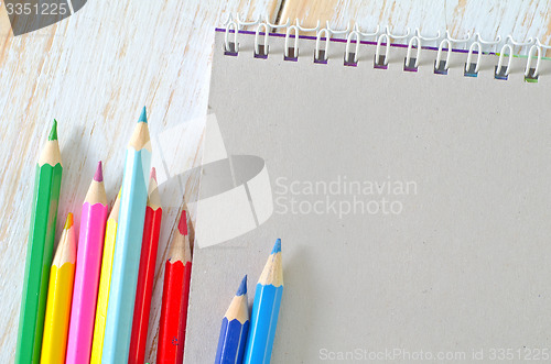 Image of note and pencils