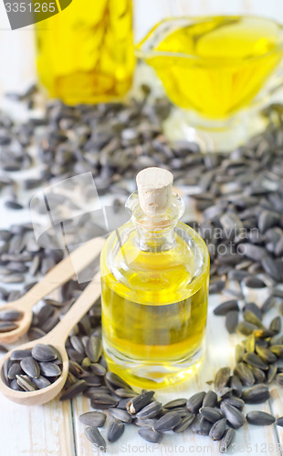Image of sunflower seeds and oil