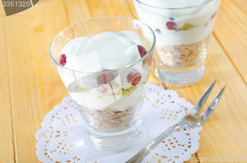 Image of oat flakes with yogurt