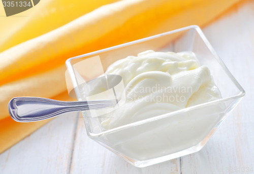 Image of sour cream in glass bowl