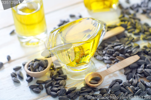 Image of sunflower seeds and oil