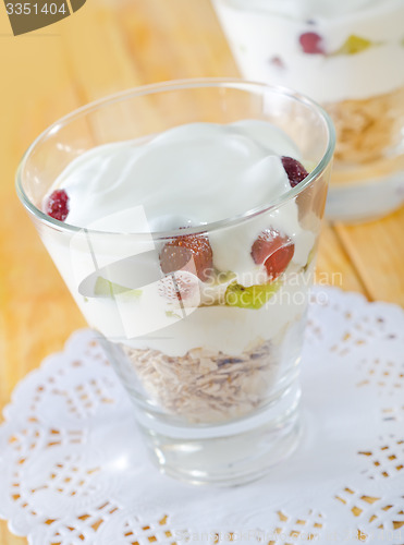 Image of oat flakes with yogurt