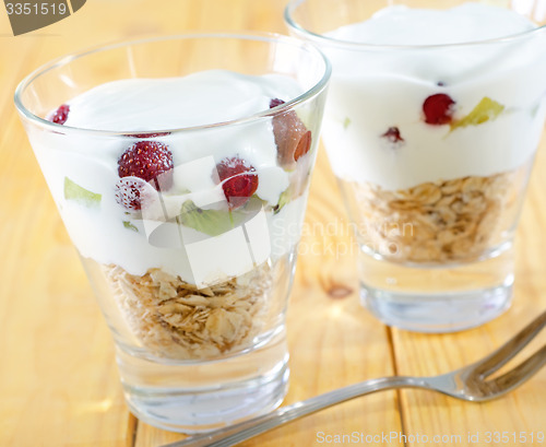 Image of yogurt and oat flakes