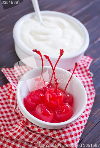 Image of cherry maraschino and sour creame