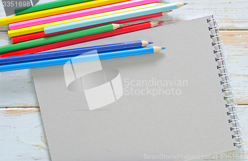 Image of note and pencils