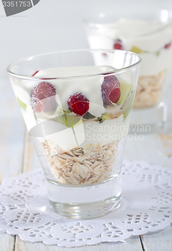 Image of oat flakes with yogurt