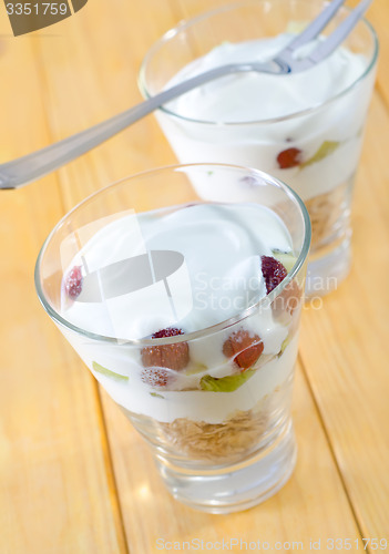 Image of yogurt and oat flakes