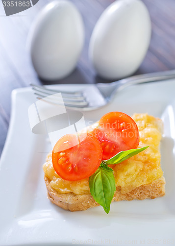 Image of bread with cheese,tomato and basil