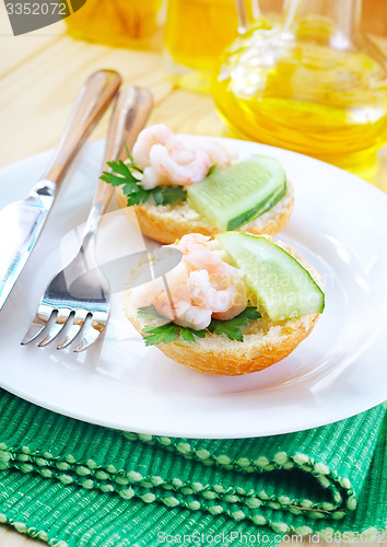 Image of avocado with shrimps