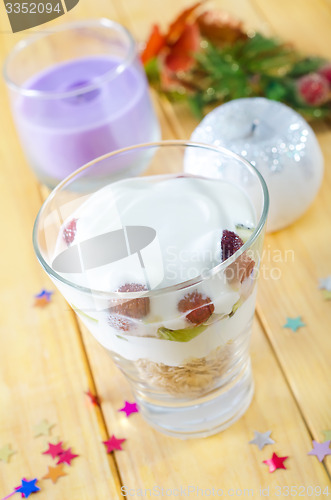 Image of yogurt and oat flakes